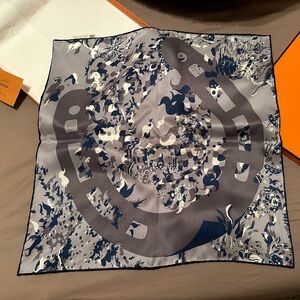 Hermes Silk Vintage Quatre Chevaux Detail Scarf 45 Gris Bleu